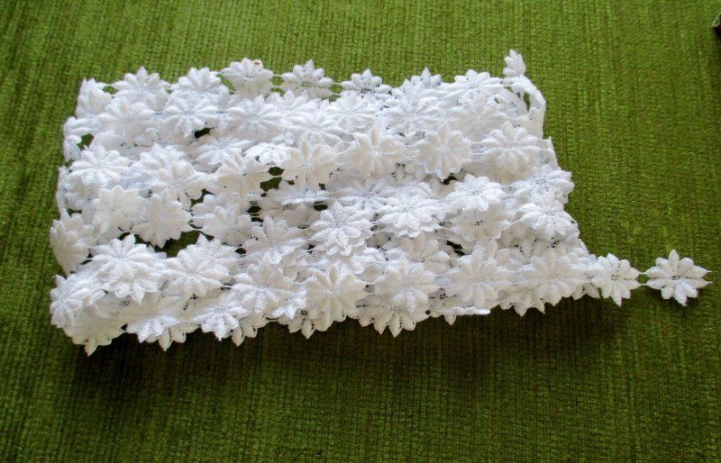 DAISIY LACE TRIM - 5mts. x 2cms - 100% WHITE COTTON - UNUSED